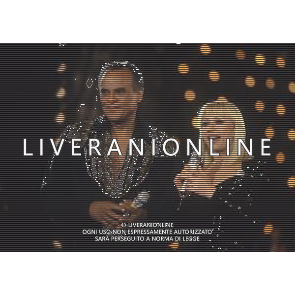 DIAP-RETROSPETTIVA -HARRY BELEFONTE CANTANTE NELLA FOTO HARRY BELAFONTECON RAFFAELLA CARRA\' NELL\'ANNO 1988 A MILANO OSPITE DELLA TRSMISSIONE TELEVISIVA “RAFFAELLA CARRA\' SHOW “ AG ALDO LIVERANI SAS