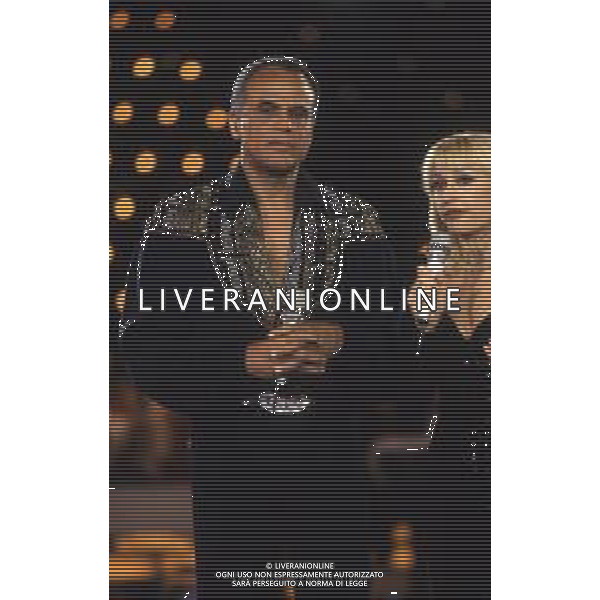 DIAP-RETROSPETTIVA -HARRY BELEFONTE CANTANTE NELLA FOTO HARRY BELAFONTECON RAFFAELLA CARRA\' NELL\'ANNO 1988 A MILANO OSPITE DELLA TRSMISSIONE TELEVISIVA “RAFFAELLA CARRA\' SHOW “ AG ALDO LIVERANI SAS