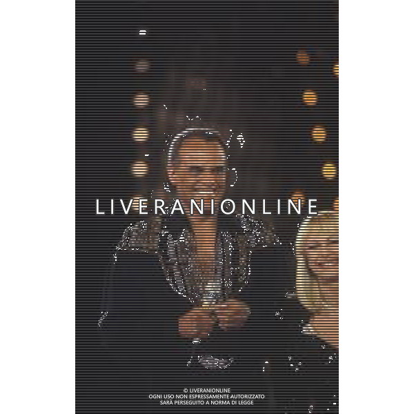 DIAP-RETROSPETTIVA -HARRY BELEFONTE CANTANTE NELLA FOTO HARRY BELAFONTECON RAFFAELLA CARRA\' NELL\'ANNO 1988 A MILANO OSPITE DELLA TRSMISSIONE TELEVISIVA “RAFFAELLA CARRA\' SHOW “ AG ALDO LIVERANI SAS