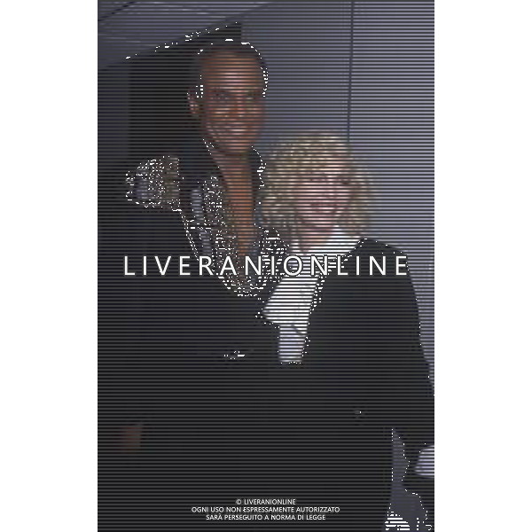 DIAP-RETROSPETTIVA -HARRY BELEFONTE CANTANTE NELLA FOTO HARRY BELAFONTE NELL\'ANNO 1988 A MILANO OSPITE DELLA TRSMISSIONE TELEVISIVA “RAFFAELLA CARRA\' SHOW “ CON PATTY PRAVO AG ALDO LIVERANI SAS