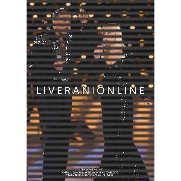 DIAP-RETROSPETTIVA -HARRY BELEFONTE CANTANTE NELLA FOTO HARRY BELAFONTECON RAFFAELLA CARRA\' NELL\'ANNO 1988 A MILANO OSPITE DELLA TRSMISSIONE TELEVISIVA “RAFFAELLA CARRA\' SHOW “ AG ALDO LIVERANI SAS