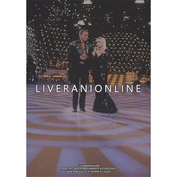 DIAP-RETROSPETTIVA -HARRY BELEFONTE CANTANTE NELLA FOTO HARRY BELAFONTECON RAFFAELLA CARRA\' NELL\'ANNO 1988 A MILANO OSPITE DELLA TRSMISSIONE TELEVISIVA “RAFFAELLA CARRA\' SHOW “ AG ALDO LIVERANI SAS