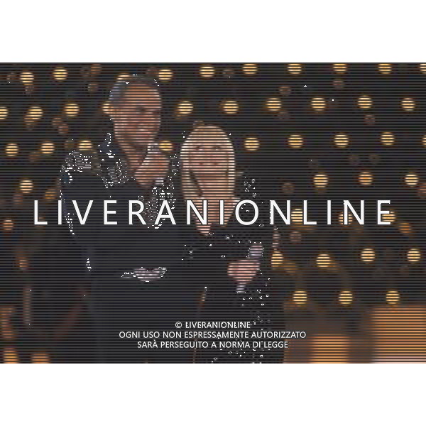 DIAP-RETROSPETTIVA -HARRY BELEFONTE CANTANTE NELLA FOTO HARRY BELAFONTECON RAFFAELLA CARRA\' NELL\'ANNO 1988 A MILANO OSPITE DELLA TRSMISSIONE TELEVISIVA “RAFFAELLA CARRA\' SHOW “ AG ALDO LIVERANI SAS