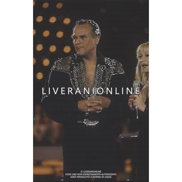 DIAP-RETROSPETTIVA -HARRY BELEFONTE CANTANTE NELLA FOTO HARRY BELAFONTECON RAFFAELLA CARRA\' NELL\'ANNO 1988 A MILANO OSPITE DELLA TRSMISSIONE TELEVISIVA “RAFFAELLA CARRA\' SHOW “ AG ALDO LIVERANI SAS