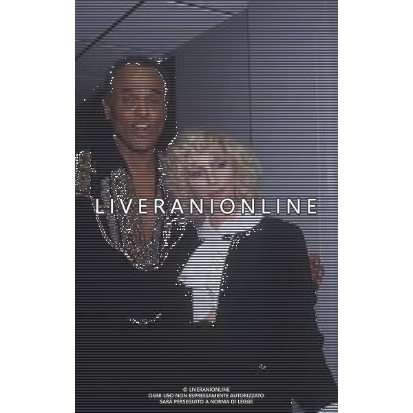 DIAP-RETROSPETTIVA -HARRY BELEFONTE CANTANTE NELLA FOTO HARRY BELAFONTE NELL\'ANNO 1988 A MILANO OSPITE DELLA TRSMISSIONE TELEVISIVA “RAFFAELLA CARRA\' SHOW “ AG ALDO LIVERANI SAS