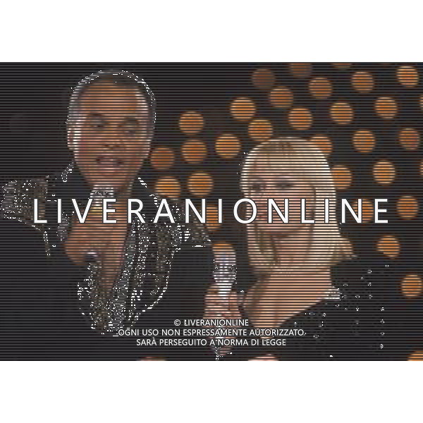 DIAP-RETROSPETTIVA -HARRY BELEFONTE CANTANTE NELLA FOTO HARRY BELAFONTECON RAFFAELLA CARRA\' NELL\'ANNO 1988 A MILANO OSPITE DELLA TRSMISSIONE TELEVISIVA “RAFFAELLA CARRA\' SHOW “ AG ALDO LIVERANI SAS