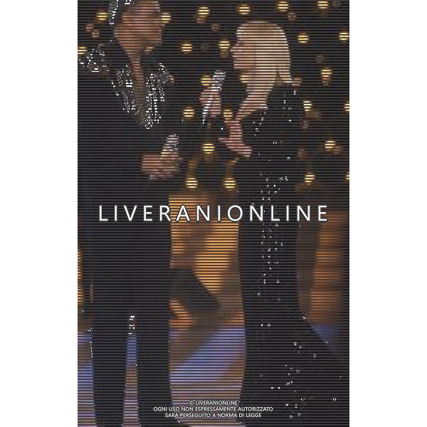 DIAP-RETROSPETTIVA -HARRY BELEFONTE CANTANTE NELLA FOTO HARRY BELAFONTECON RAFFAELLA CARRA\' NELL\'ANNO 1988 A MILANO OSPITE DELLA TRSMISSIONE TELEVISIVA “RAFFAELLA CARRA\' SHOW “ AG ALDO LIVERANI SAS