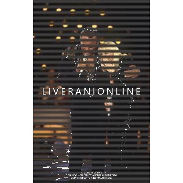 DIAP-RETROSPETTIVA -HARRY BELEFONTE CANTANTE NELLA FOTO HARRY BELAFONTECON RAFFAELLA CARRA\' NELL\'ANNO 1988 A MILANO OSPITE DELLA TRSMISSIONE TELEVISIVA “RAFFAELLA CARRA\' SHOW “ AG ALDO LIVERANI SAS