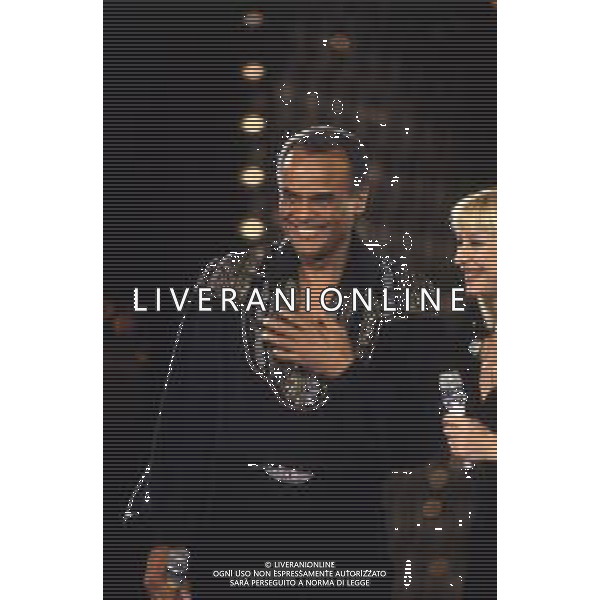 DIAP-RETROSPETTIVA -HARRY BELEFONTE CANTANTE NELLA FOTO HARRY BELAFONTECON RAFFAELLA CARRA\' NELL\'ANNO 1988 A MILANO OSPITE DELLA TRSMISSIONE TELEVISIVA “RAFFAELLA CARRA\' SHOW “ AG ALDO LIVERANI SAS