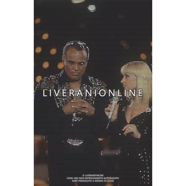 DIAP-RETROSPETTIVA -HARRY BELEFONTE CANTANTE NELLA FOTO HARRY BELAFONTECON RAFFAELLA CARRA\' NELL\'ANNO 1988 A MILANO OSPITE DELLA TRSMISSIONE TELEVISIVA “RAFFAELLA CARRA\' SHOW “ AG ALDO LIVERANI SAS