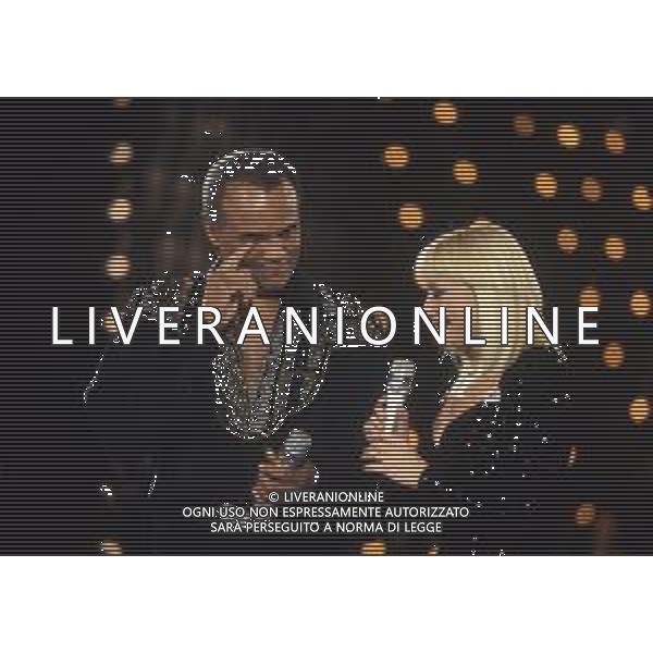 DIAP-RETROSPETTIVA -HARRY BELEFONTE CANTANTE NELLA FOTO HARRY BELAFONTECON RAFFAELLA CARRA\' NELL\'ANNO 1988 A MILANO OSPITE DELLA TRSMISSIONE TELEVISIVA “RAFFAELLA CARRA\' SHOW “ AG ALDO LIVERANI SAS