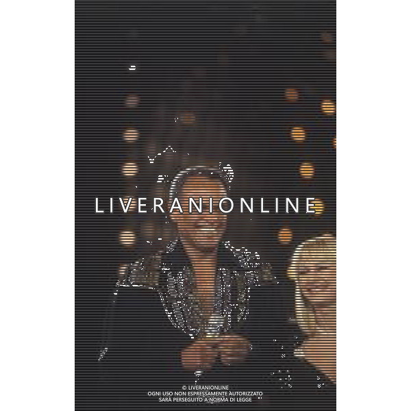 DIAP-RETROSPETTIVA -HARRY BELEFONTE CANTANTE NELLA FOTO HARRY BELAFONTECON RAFFAELLA CARRA\' NELL\'ANNO 1988 A MILANO OSPITE DELLA TRSMISSIONE TELEVISIVA “RAFFAELLA CARRA\' SHOW “ AG ALDO LIVERANI SAS