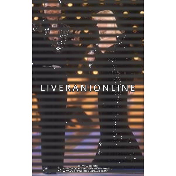 DIAP-RETROSPETTIVA -HARRY BELEFONTE CANTANTE NELLA FOTO HARRY BELAFONTECON RAFFAELLA CARRA\' NELL\'ANNO 1988 A MILANO OSPITE DELLA TRSMISSIONE TELEVISIVA “RAFFAELLA CARRA\' SHOW “ AG ALDO LIVERANI SAS