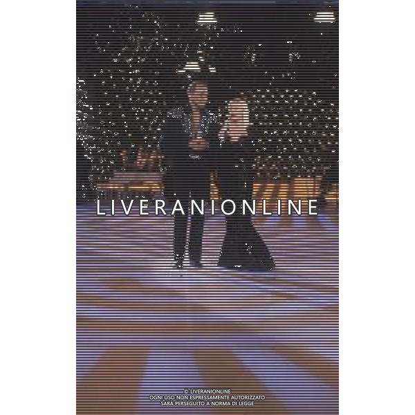 DIAP-RETROSPETTIVA -HARRY BELEFONTE CANTANTE NELLA FOTO HARRY BELAFONTECON RAFFAELLA CARRA\' NELL\'ANNO 1988 A MILANO OSPITE DELLA TRSMISSIONE TELEVISIVA “RAFFAELLA CARRA\' SHOW “ AG ALDO LIVERANI SAS