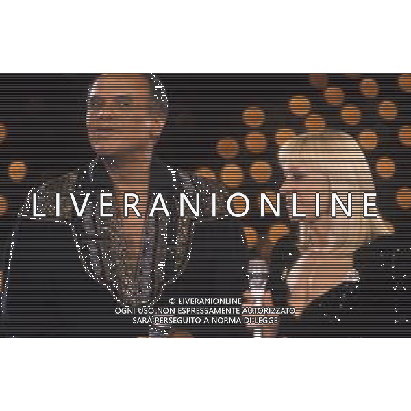 DIAP-RETROSPETTIVA -HARRY BELEFONTE CANTANTE NELLA FOTO HARRY BELAFONTECON RAFFAELLA CARRA\' NELL\'ANNO 1988 A MILANO OSPITE DELLA TRSMISSIONE TELEVISIVA “RAFFAELLA CARRA\' SHOW “ AG ALDO LIVERANI SAS