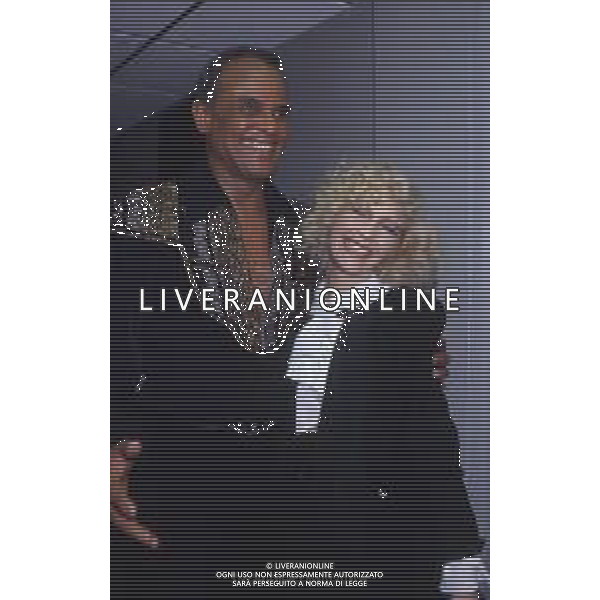 DIAP-RETROSPETTIVA -HARRY BELEFONTE CANTANTE NELLA FOTO HARRY BELAFONTE NELL\'ANNO 1988 A MILANO OSPITE DELLA TRSMISSIONE TELEVISIVA “RAFFAELLA CARRA\' SHOW “ CON PATTY PRAVO AG ALDO LIVERANI SAS