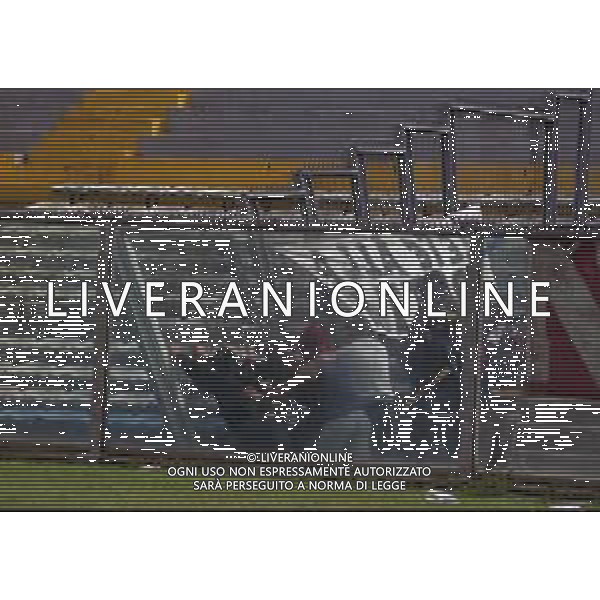 NEG-25-03-2001 PISA-CAMPIONATO DI CALCIO SERIE B PISA-LIVORNO 0-2 A TAVOLINO PER DISORDINI TRA LE TIFOSERIE NELLA FOTO INCIDENTI TRA TIFOSI E FORZE DELL\'ORDINE AG ALDO LIVERANI SAS