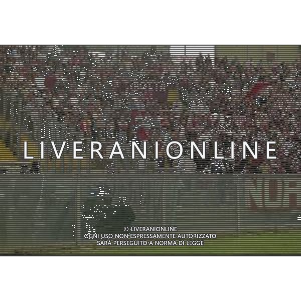 NEG-25-03-2001 PISA-CAMPIONATO DI CALCIO SERIE B PISA-LIVORNO 0-2 A TAVOLINO PER DISORDINI TRA LE TIFOSERIE NELLA FOTO TIFOSI LIVORNO AG ALDO LIVERANI SAS