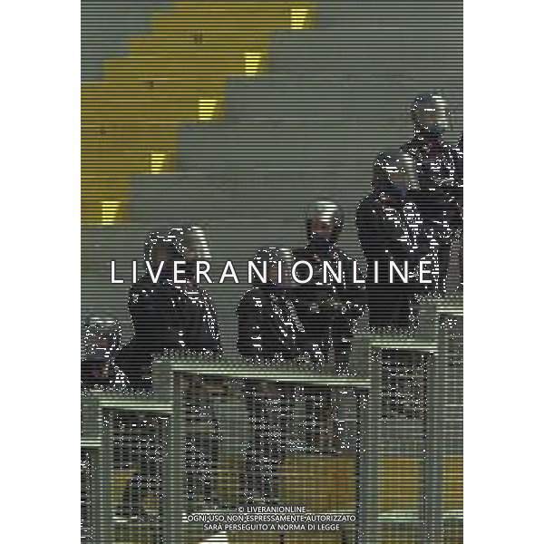 NEG-25-03-2001 PISA-CAMPIONATO DI CALCIO SERIE B PISA-LIVORNO 0-2 A TAVOLINO PER DISORDINI TRA LE TIFOSERIE NELLA FOTO CARABINIERI SUGLI SPALTI AG ALDO LIVERANI SAS