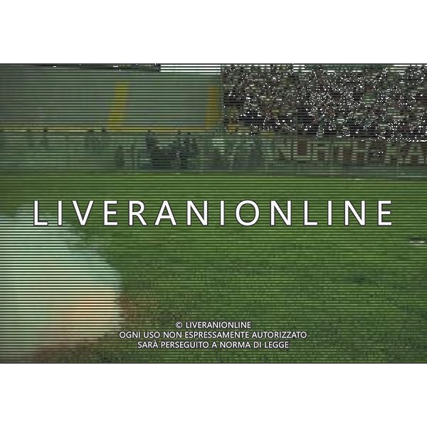 NEG-25-03-2001 PISA-CAMPIONATO DI CALCIO SERIE B PISA-LIVORNO 0-2 A TAVOLINO PER DISORDINI TRA LE TIFOSERIE NELLA FOTO FUMOGENI IN CAMPO AG ALDO LIVERANI SAS