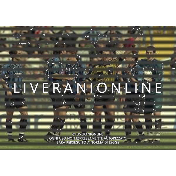 NEG-25-03-2001 PISA-CAMPIONATO DI CALCIO SERIE B PISA-LIVORNO 0-2 A TAVOLINO PER DISORDINI TRA LE TIFOSERIE NELLA FOTO L\'ARBITRO ANTONIO DATTILO AG ALDO LIVERANI SAS