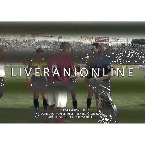 NEG-25-03-2001 PISA-CAMPIONATO DI CALCIO SERIE B PISA-LIVORNO 0-2 A TAVOLINO PER DISORDINI TRA LE TIFOSERIE NELLA FOTO L\'ARBITRO ANTONIO DATTILO CON I DUE CAPITANI SCAMBIO GAGLIARDETTI AG ALDO LIVERANI SAS
