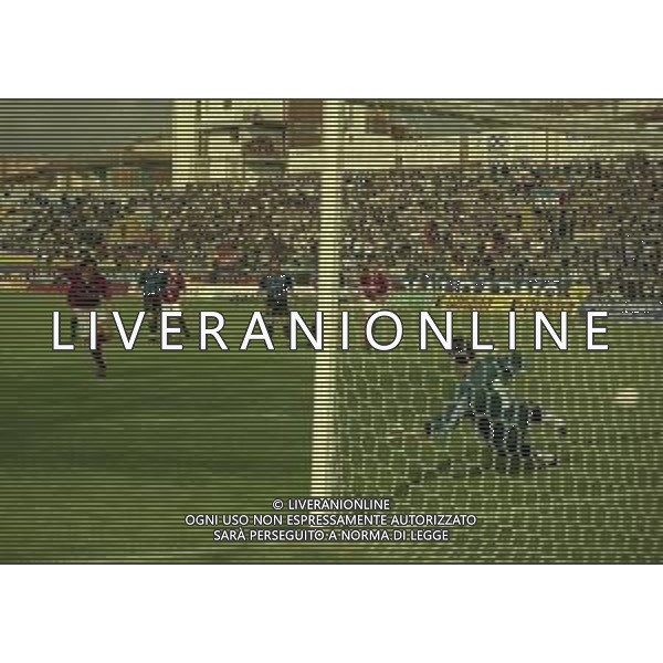 NEG-25-03-2001 PISA-CAMPIONATO DI CALCIO SERIE B PISA-LIVORNO 0-2 A TAVOLINO PER DISORDINI TRA LE TIFOSERIE NELLA FOTO RIGORE IGOR PROTTI AG ALDO LIVERANI SAS