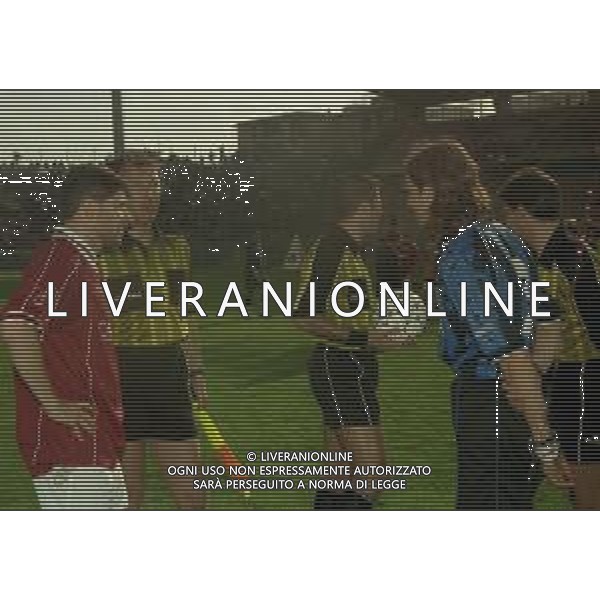 NEG-25-03-2001 PISA-CAMPIONATO DI CALCIO SERIE B PISA-LIVORNO 0-2 A TAVOLINO PER DISORDINI TRA LE TIFOSERIE NELLA FOTO L\'ARBITRO ANTONIO DATTILO CON I DUE CAPITANI AG ALDO LIVERANI SAS