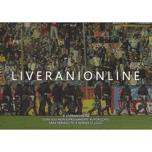 NEG-25-03-2001 PISA-CAMPIONATO DI CALCIO SERIE B PISA-LIVORNO 0-2 A TAVOLINO PER DISORDINI TRA LE TIFOSERIE NELLA FOTO POLIZIA DI STATO IN CAMPO AG ALDO LIVERANI SAS 