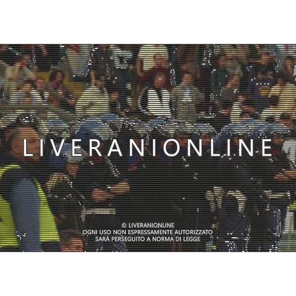 NEG-25-03-2001 PISA-CAMPIONATO DI CALCIO SERIE B PISA-LIVORNO 0-2 A TAVOLINO PER DISORDINI TRA LE TIFOSERIE NELLA FOTO POLIZIA DI STATO IN CAMPO AG ALDO LIVERANI SAS