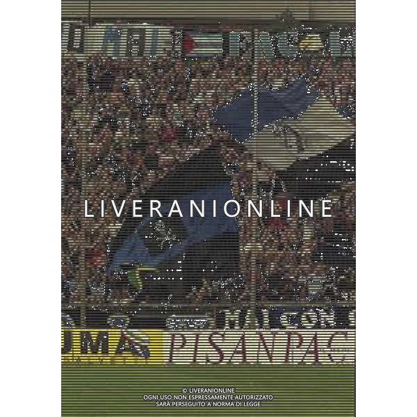 NEG-25-03-2001 PISA-CAMPIONATO DI CALCIO SERIE B PISA-LIVORNO 0-2 A TAVOLINO PER DISORDINI TRA LE TIFOSERIE NELLA FOTO TIFOSI DEL PISA AG ALDO LIVERANI SAS