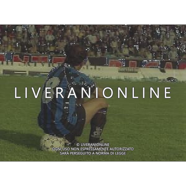 NEG-25-03-2001 PISA-CAMPIONATO DI CALCIO SERIE B PISA-LIVORNO 0-2 A TAVOLINO PER DISORDINI TRA LE TIFOSERIE NELLA FOTO GIOCATORE DEL PISA GUARDA I TAFFERUGLI AG ALDO LIVERANI SAS 