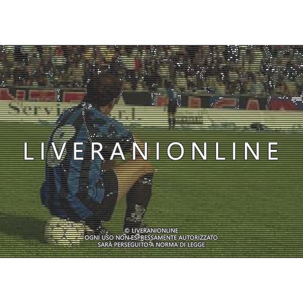 NEG-25-03-2001 PISA-CAMPIONATO DI CALCIO SERIE B PISA-LIVORNO 0-2 A TAVOLINO PER DISORDINI TRA LE TIFOSERIE NELLA FOTO GIOCATORE DEL PISA GUARDA I TAFFERUGLI AG ALDO LIVERANI SAS 