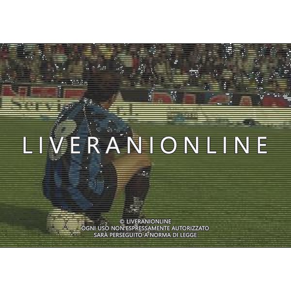 NEG-25-03-2001 PISA-CAMPIONATO DI CALCIO SERIE B PISA-LIVORNO 0-2 A TAVOLINO PER DISORDINI TRA LE TIFOSERIE NELLA FOTO GIOCATORE DEL PISA GUARDA I TAFFERUGLI AG ALDO LIVERANI SAS 