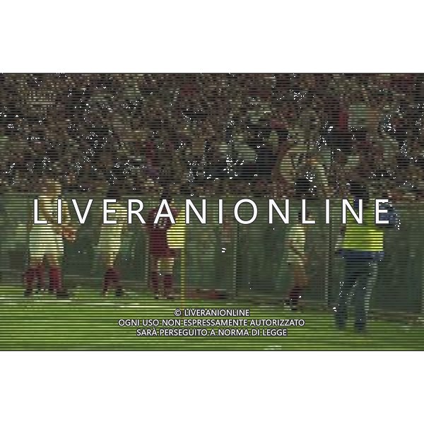 NEG-25-03-2001 PISA-CAMPIONATO DI CALCIO SERIE B PISA-LIVORNO 0-2 A TAVOLINO PER DISORDINI TRA LE TIFOSERIE NELLA FOTO GIOCATORI DEL PISA PARLANO AI TIFOSI AG ALDO LIVERANI SAS