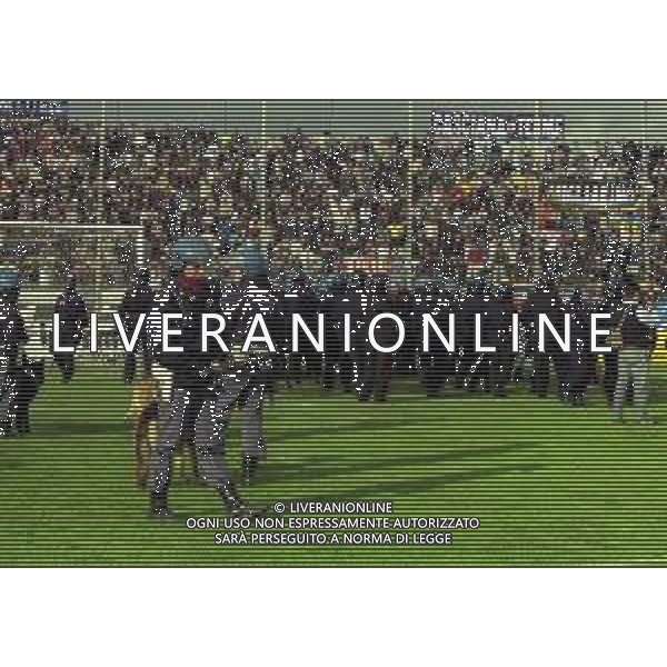 NEG-25-03-2001 PISA-CAMPIONATO DI CALCIO SERIE B PISA-LIVORNO 0-2 A TAVOLINO PER DISORDINI TRA LE TIFOSERIE NELLA FOTO POLIZIA IN CAMPO AG ALDO LIVERANI SAS