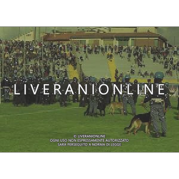 NEG-25-03-2001 PISA-CAMPIONATO DI CALCIO SERIE B PISA-LIVORNO 0-2 A TAVOLINO PER DISORDINI TRA LE TIFOSERIE NELLA FOTO POLIZIA IN CAMPO AG ALDO LIVERANI SAS