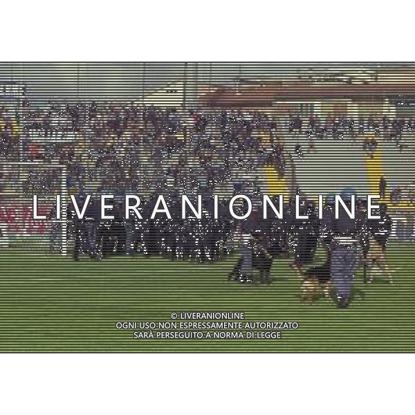 NEG-25-03-2001 PISA-CAMPIONATO DI CALCIO SERIE B PISA-LIVORNO 0-2 A TAVOLINO PER DISORDINI TRA LE TIFOSERIE NELLA FOTO POLIZIA IN CAMPO AG ALDO LIVERANI SAS