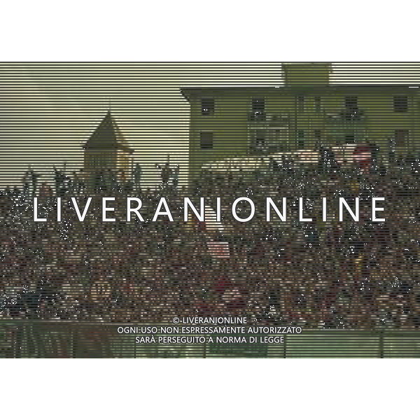 NEG-25-03-2001 PISA-CAMPIONATO DI CALCIO SERIE B PISA-LIVORNO 0-2 A TAVOLINO PER DISORDINI TRA LE TIFOSERIE NELLA FOTO TIFOSI LIVORNO AG ALDO LIVERANI SAS