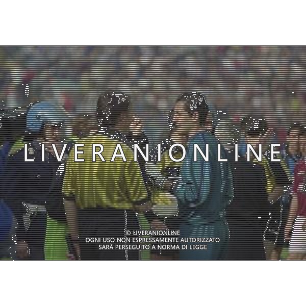 NEG-25-03-2001 PISA-CAMPIONATO DI CALCIO SERIE B PISA-LIVORNO 0-2 A TAVOLINO PER DISORDINI TRA LE TIFOSERIE NELLA FOTO L\'ARBITRO ANTONIO DATTILO AG ALDO LIVERANI SAS