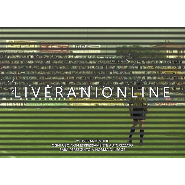 NEG-25-03-2001 PISA-CAMPIONATO DI CALCIO SERIE B PISA-LIVORNO 0-2 A TAVOLINO PER DISORDINI TRA LE TIFOSERIE NELLA FOTO L\'ARBITRO ANTONIO DATTILO AG ALDO LIVERANI SAS