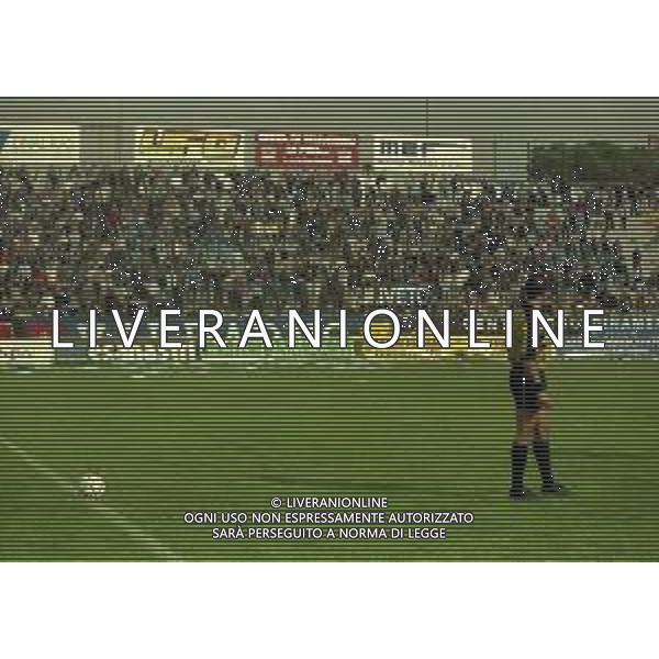 NEG-25-03-2001 PISA-CAMPIONATO DI CALCIO SERIE B PISA-LIVORNO 0-2 A TAVOLINO PER DISORDINI TRA LE TIFOSERIE NELLA FOTO L\'ARBITRO ANTONIO DATTILO AG ALDO LIVERANI SAS