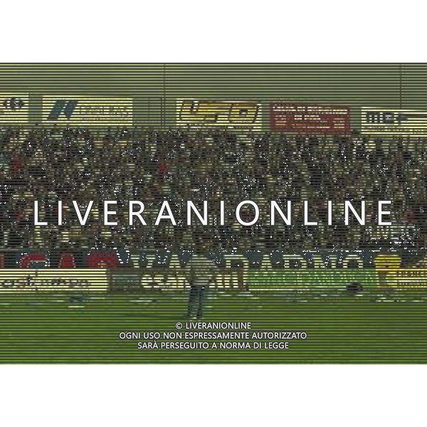 NEG-25-03-2001 PISA-CAMPIONATO DI CALCIO SERIE B PISA-LIVORNO 0-2 A TAVOLINO PER DISORDINI TRA LE TIFOSERIE NELLA FOTO LANCIO DI SEGGIOLINI IN CAMPO AG ALDO LIVERANI SAS