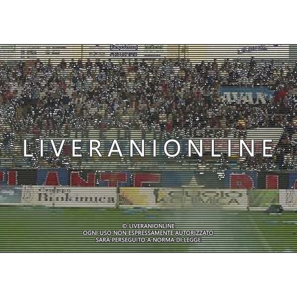 NEG-25-03-2001 PISA-CAMPIONATO DI CALCIO SERIE B PISA-LIVORNO 0-2 A TAVOLINO PER DISORDINI TRA LE TIFOSERIE NELLA FOTO LANCIO DI SEGGIOLINI IN CAMPO AG ALDO LIVERANI SAS