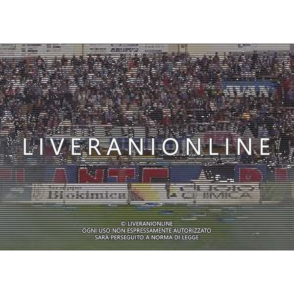 NEG-25-03-2001 PISA-CAMPIONATO DI CALCIO SERIE B PISA-LIVORNO 0-2 A TAVOLINO PER DISORDINI TRA LE TIFOSERIE NELLA FOTO LANCIO DI SEGGIOLINI IN CAMPO AG ALDO LIVERANI SAS