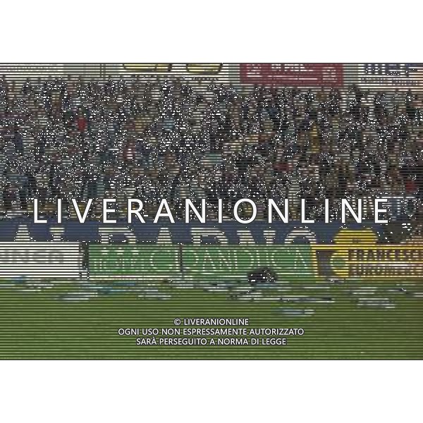 NEG-25-03-2001 PISA-CAMPIONATO DI CALCIO SERIE B PISA-LIVORNO 0-2 A TAVOLINO PER DISORDINI TRA LE TIFOSERIE NELLA FOTO LANCIO DI SEGGIOLINI IN CAMPO AG ALDO LIVERANI SAS