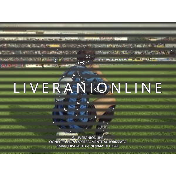 NEG-25-03-2001 PISA-CAMPIONATO DI CALCIO SERIE B PISA-LIVORNO 0-2 A TAVOLINO PER DISORDINI TRA LE TIFOSERIE NELLA FOTO GIOCATORE DEL PISA GUARDA I TAFFERUGLI AG ALDO LIVERANI SAS