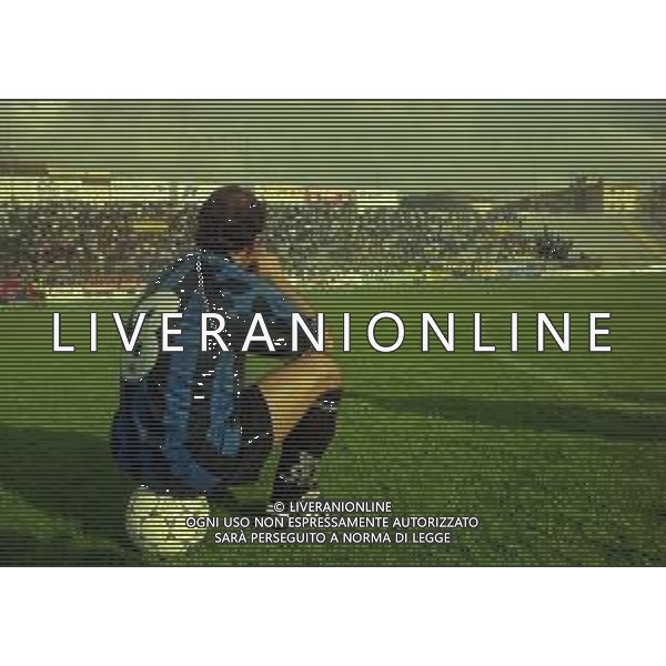 NEG-25-03-2001 PISA-CAMPIONATO DI CALCIO SERIE B PISA-LIVORNO 0-2 A TAVOLINO PER DISORDINI TRA LE TIFOSERIE NELLA FOTO GIOCATORE DEL PISA GUARDA I TAFFERUGLI AG ALDO LIVERANI SAS