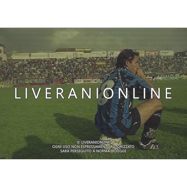 NEG-25-03-2001 PISA-CAMPIONATO DI CALCIO SERIE B PISA-LIVORNO 0-2 A TAVOLINO PER DISORDINI TRA LE TIFOSERIE NELLA FOTO GIOCATORE DEL PISA GUARDA I TAFFERUGLI AG ALDO LIVERANI SAS