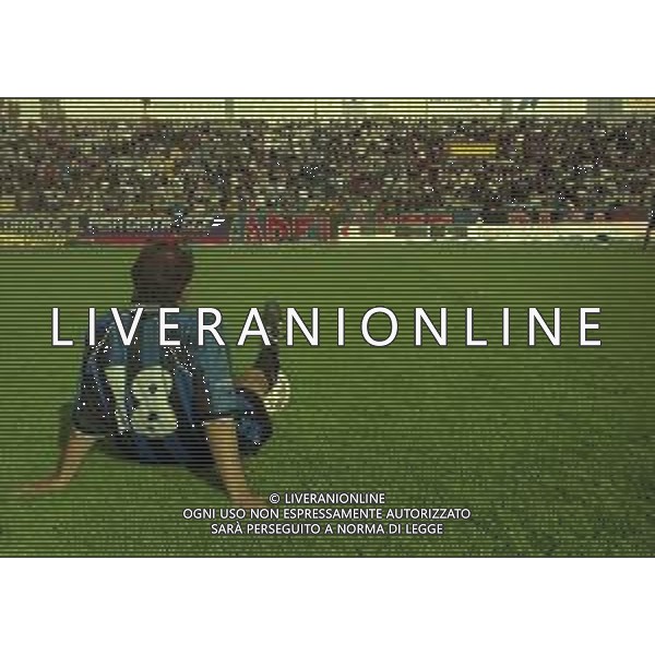 NEG-25-03-2001 PISA-CAMPIONATO DI CALCIO SERIE B PISA-LIVORNO 0-2 A TAVOLINO PER DISORDINI TRA LE TIFOSERIE NELLA FOTO GIOCATORE DEL PISA GUARDA I TAFFERUGLI AG ALDO LIVERANI SAS